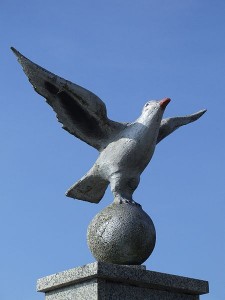 Harry Winebunkle would make this pigeon look like a child's play-dough. By Pudelek (Marcin Szala) (Own work) [GFDL (http://www.gnu.org/copyleft/fdl.html) or CC-BY-SA-3.0 (http://creativecommons.org/licenses/by-sa/3.0)], via Wikimedia Commons